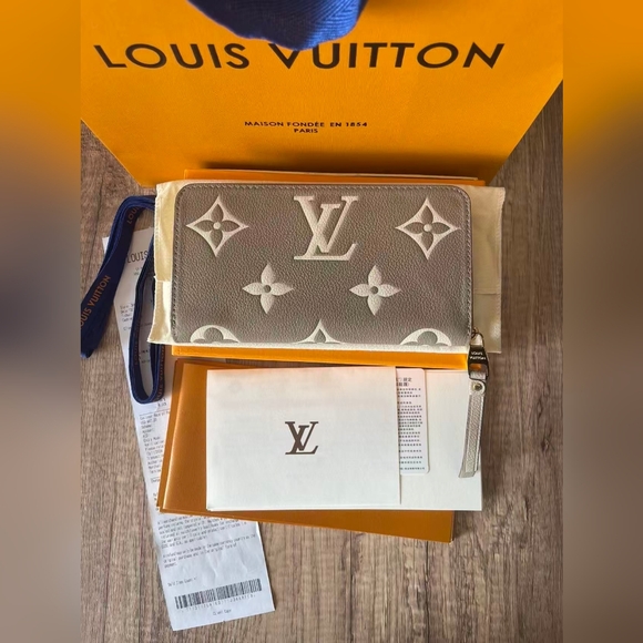 Louis Vuitton Handbags - Louis Vuitton Monogram Zippy Wallet